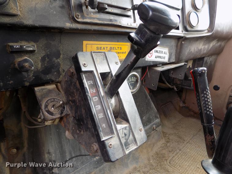 image for item FA9529 1981 International 1754 dump truck