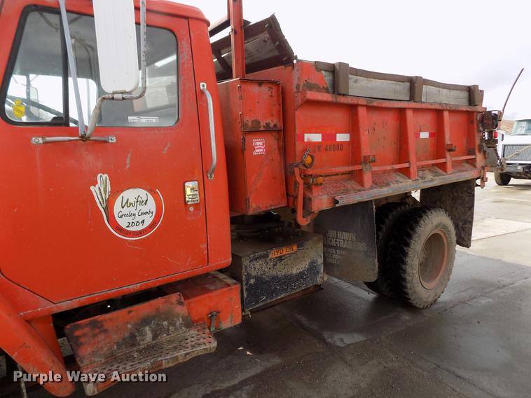 image for item FA9529 1981 International 1754 dump truck