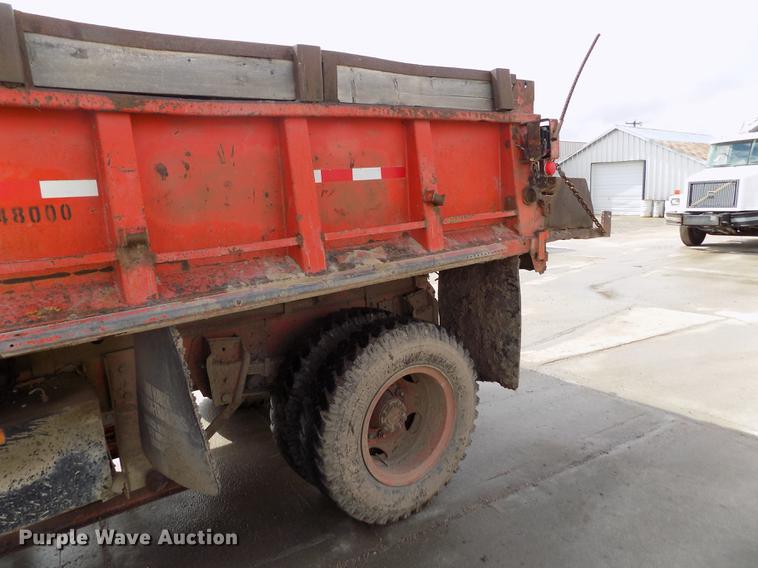 image for item FA9529 1981 International 1754 dump truck