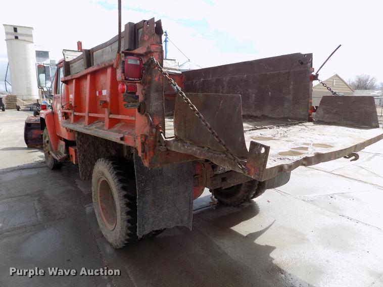 image for item FA9529 1981 International 1754 dump truck