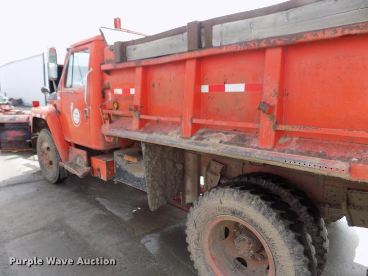 image for item FA9529 1981 International 1754 dump truck