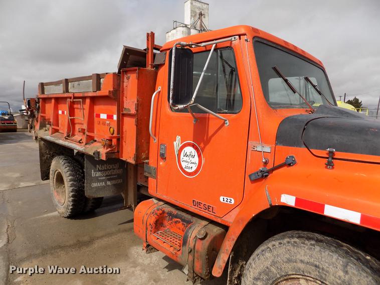 image for item FA9529 1981 International 1754 dump truck
