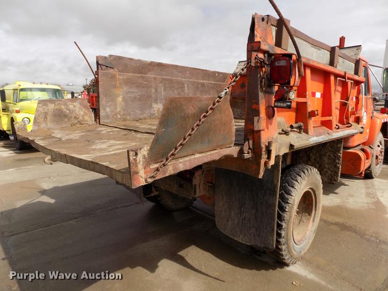 image for item FA9529 1981 International 1754 dump truck