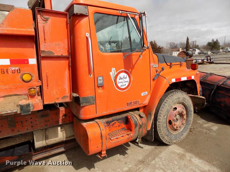 image for item FA9529 1981 International 1754 dump truck