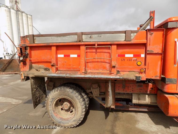 image for item FA9529 1981 International 1754 dump truck