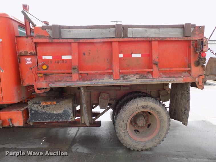 image for item FA9529 1981 International 1754 dump truck