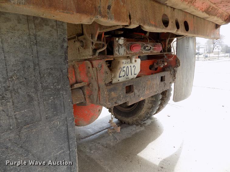 image for item FA9529 1981 International 1754 dump truck