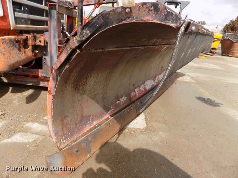 image for item FA9529 1981 International 1754 dump truck