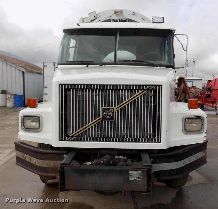 image for item FA9530 2000 Volvo WG refuse truck