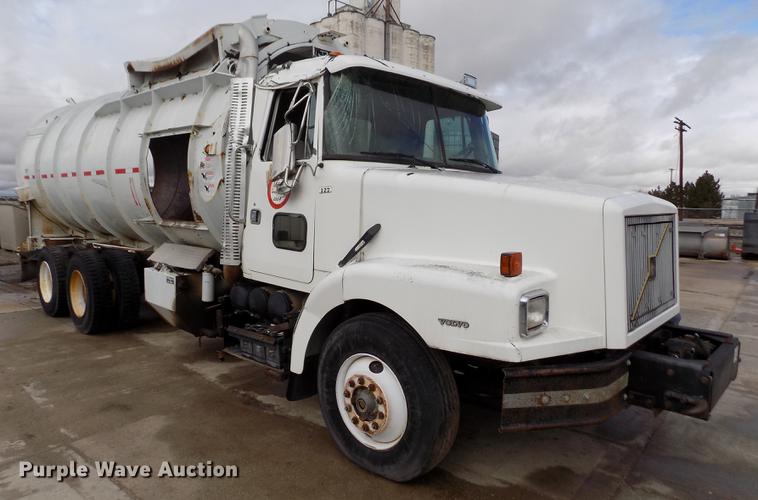image for item FA9530 2000 Volvo WG refuse truck