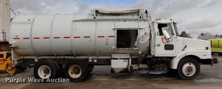 image for item FA9530 2000 Volvo WG refuse truck