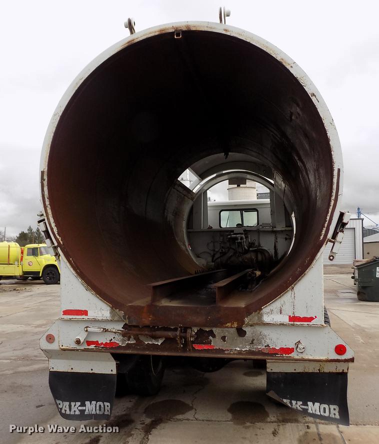 image for item FA9530 2000 Volvo WG refuse truck