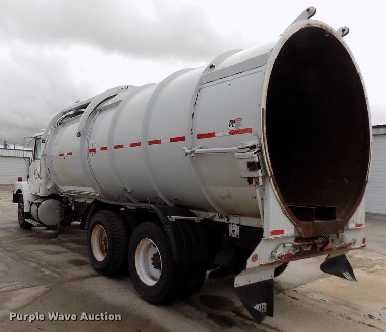 image for item FA9530 2000 Volvo WG refuse truck