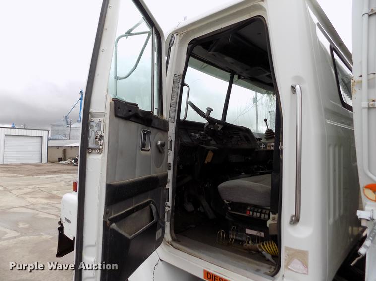 image for item FA9530 2000 Volvo WG refuse truck