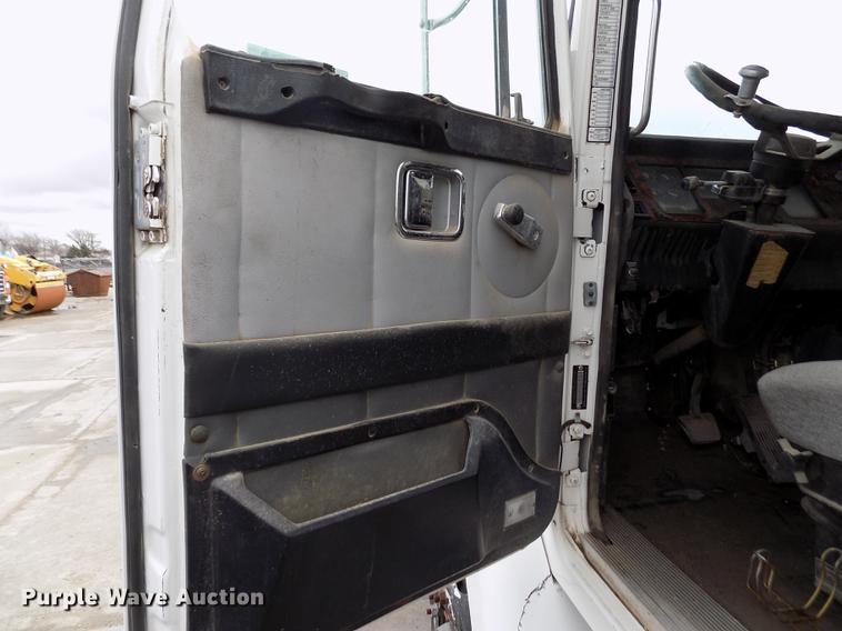 image for item FA9530 2000 Volvo WG refuse truck