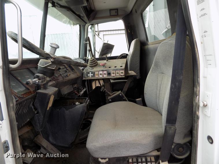 image for item FA9530 2000 Volvo WG refuse truck