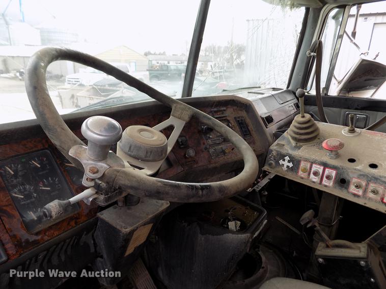 image for item FA9530 2000 Volvo WG refuse truck