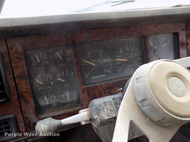 image for item FA9530 2000 Volvo WG refuse truck