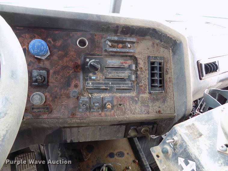 image for item FA9530 2000 Volvo WG refuse truck