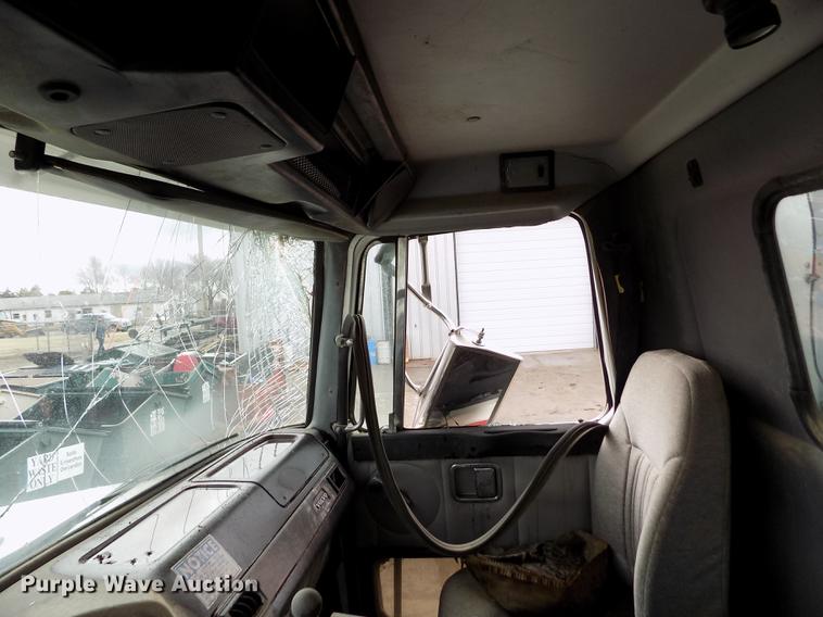 image for item FA9530 2000 Volvo WG refuse truck