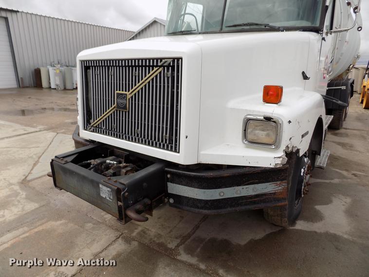 image for item FA9530 2000 Volvo WG refuse truck