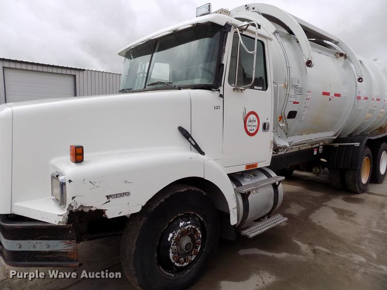 image for item FA9530 2000 Volvo WG refuse truck