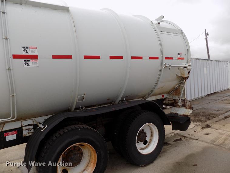 image for item FA9530 2000 Volvo WG refuse truck