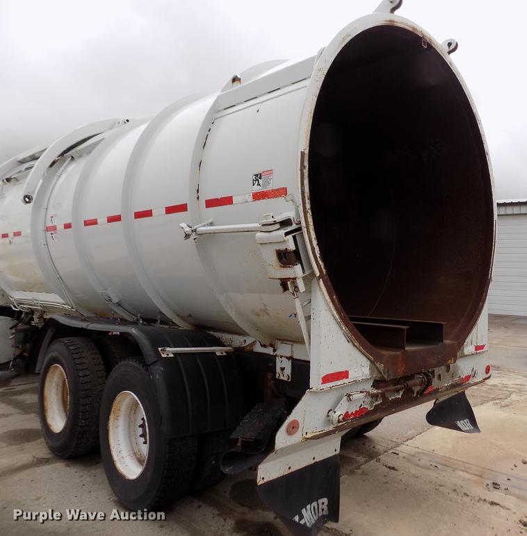 image for item FA9530 2000 Volvo WG refuse truck