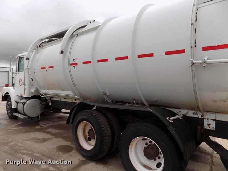 image for item FA9530 2000 Volvo WG refuse truck