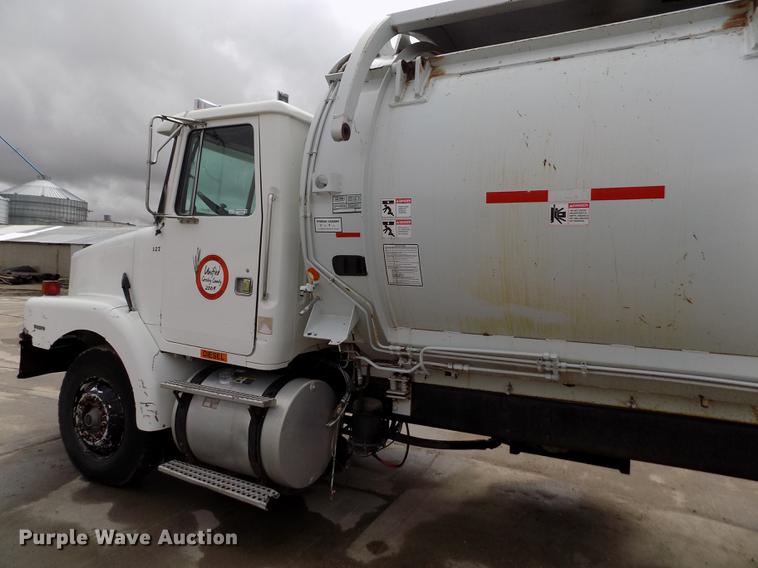 image for item FA9530 2000 Volvo WG refuse truck