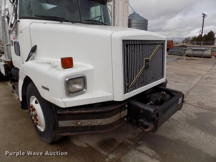 image for item FA9530 2000 Volvo WG refuse truck