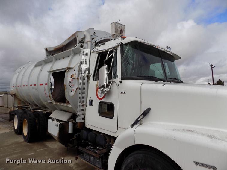 image for item FA9530 2000 Volvo WG refuse truck