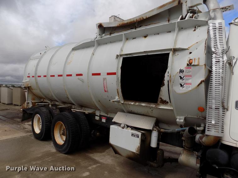 image for item FA9530 2000 Volvo WG refuse truck