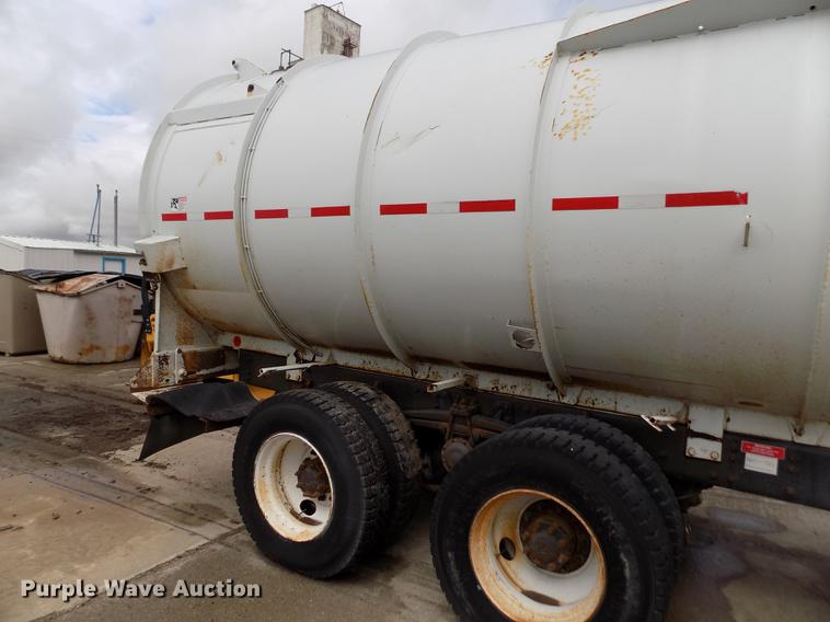 image for item FA9530 2000 Volvo WG refuse truck