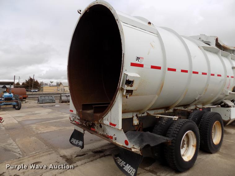 image for item FA9530 2000 Volvo WG refuse truck