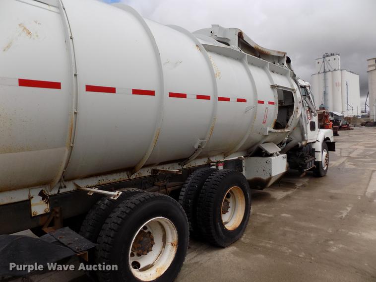 image for item FA9530 2000 Volvo WG refuse truck