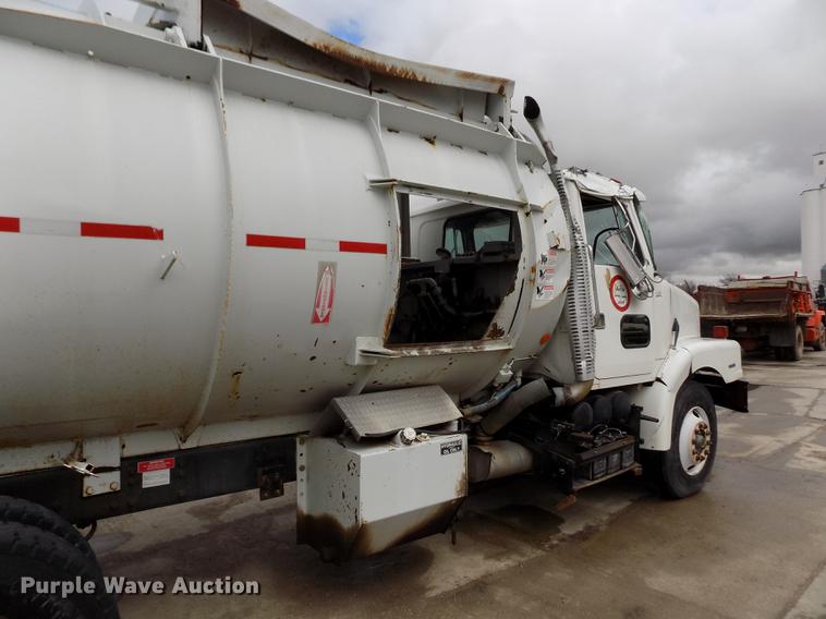 image for item FA9530 2000 Volvo WG refuse truck