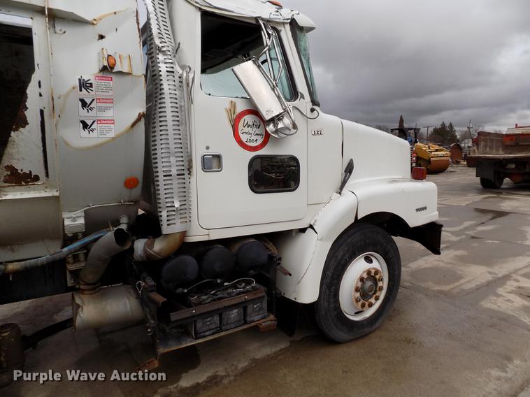 image for item FA9530 2000 Volvo WG refuse truck