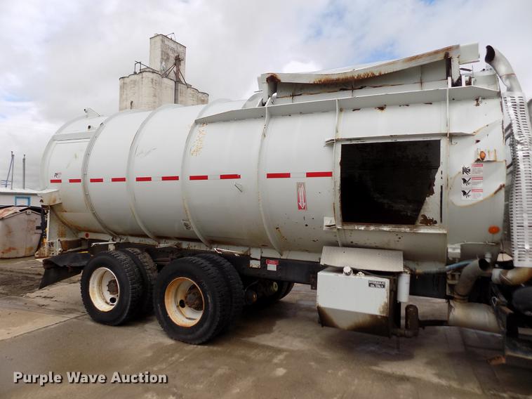 image for item FA9530 2000 Volvo WG refuse truck