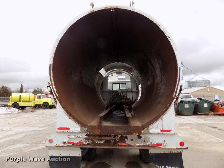 image for item FA9530 2000 Volvo WG refuse truck