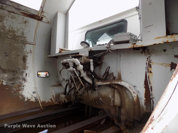 image for item FA9530 2000 Volvo WG refuse truck