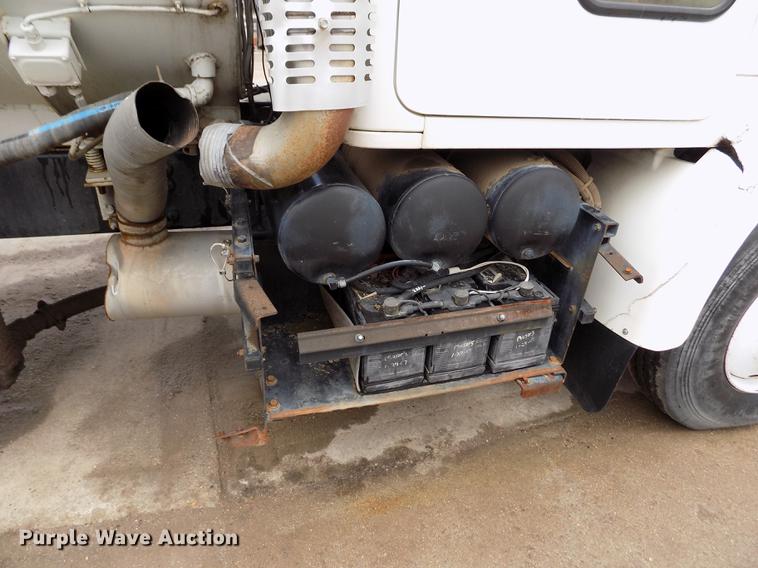 image for item FA9530 2000 Volvo WG refuse truck