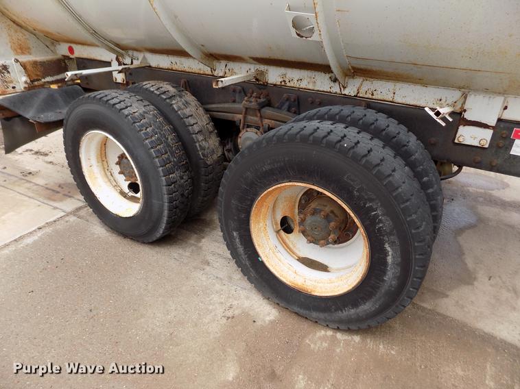 image for item FA9530 2000 Volvo WG refuse truck