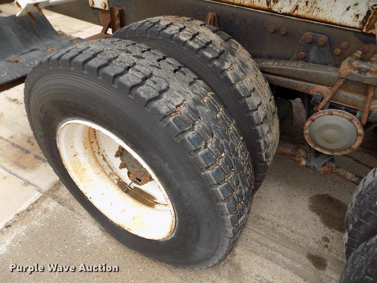 image for item FA9530 2000 Volvo WG refuse truck