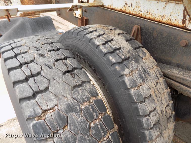 image for item FA9530 2000 Volvo WG refuse truck