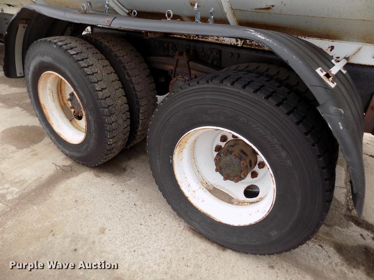 image for item FA9530 2000 Volvo WG refuse truck