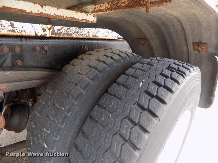 image for item FA9530 2000 Volvo WG refuse truck