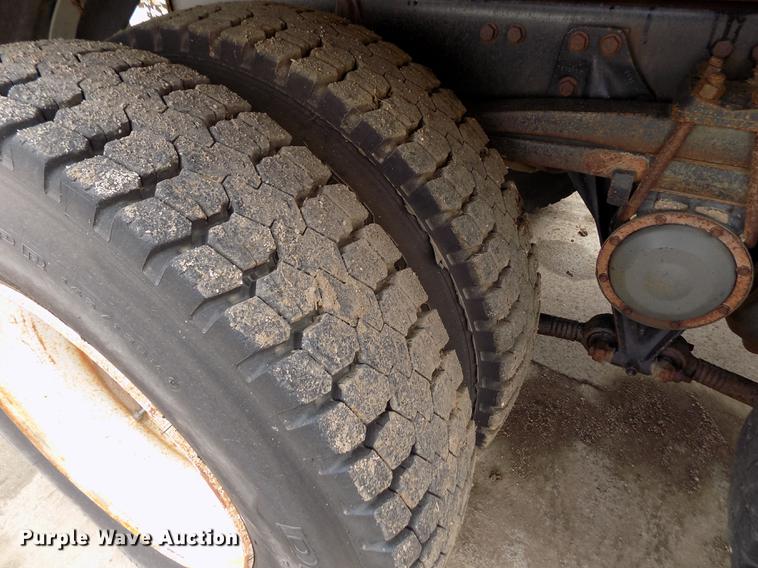 image for item FA9530 2000 Volvo WG refuse truck