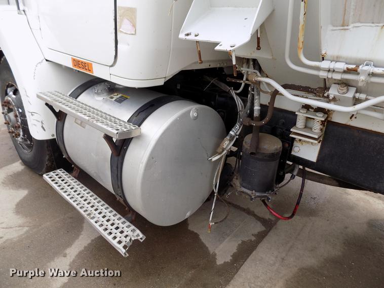 image for item FA9530 2000 Volvo WG refuse truck