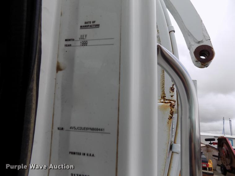 image for item FA9530 2000 Volvo WG refuse truck